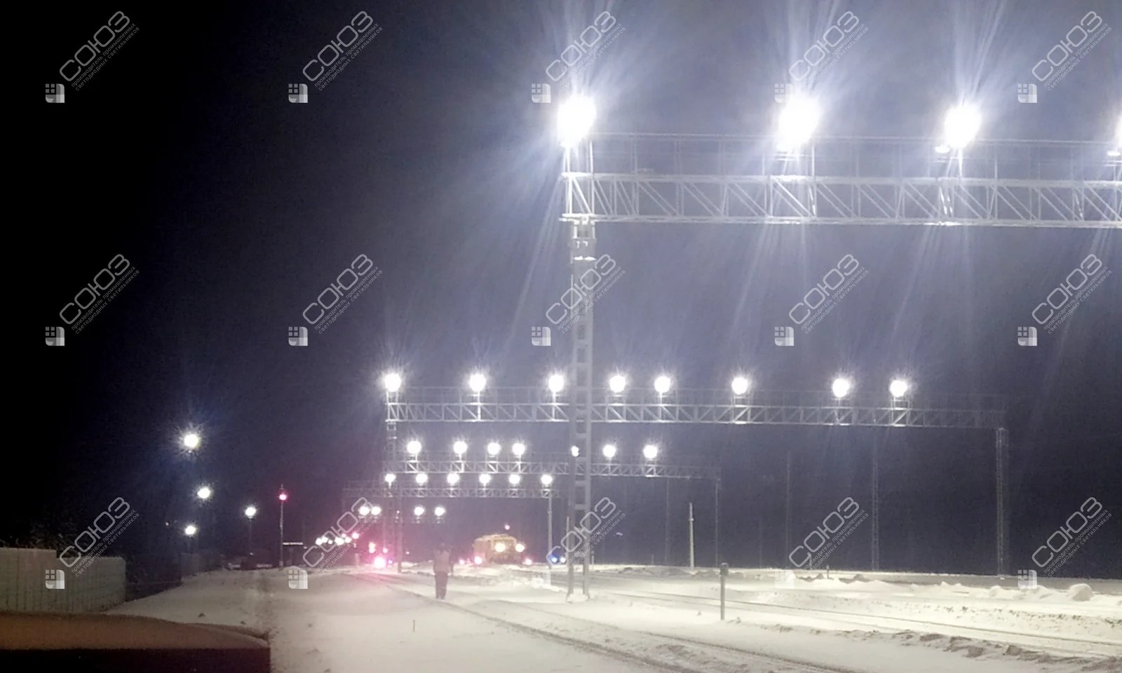 Железнодорожные пути и светильники на жёстких поперечинах